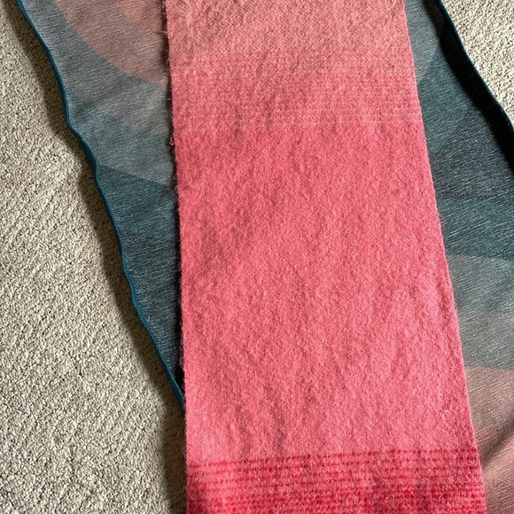 Shiraleah Chicago Large Pink Red Ombre Fringed Scarf - Picture 6 of 9